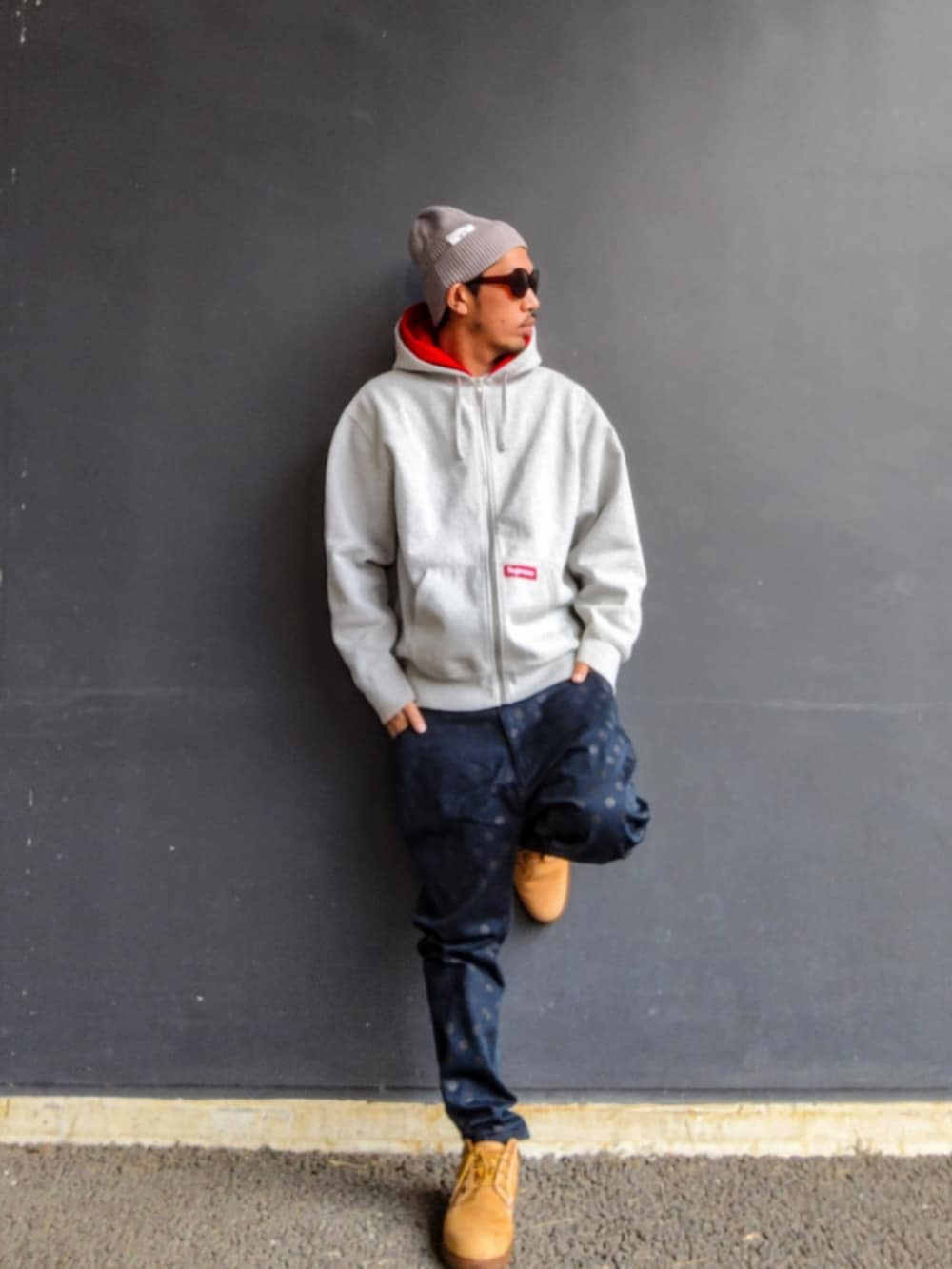 グレー系のパーカー、ブルー系のその他パンツ、イエロー系のブーツを着用したメンズの冬コーディネートの2枚目の写真