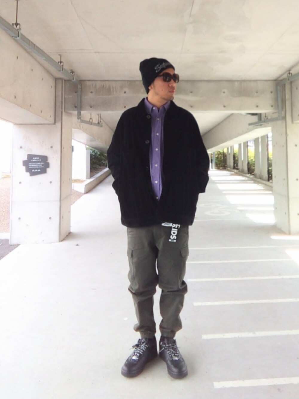 「supreme、NEW ERA、GU、UNIQLO、プチプラ、シャツスタイル、XLARGE、DGK、カーゴジョガーパンツ、NIKE、エアフォースワン、ストリート、カーゴパンツ、コーデュロイ」｜「Supreme のSupreme New Era Script Beanie Black(FW18)（ニットキャップ/ビーニー、ブラック系）」を使った、hasshi(ハッシー)さん（メンズ・172cm）の春コーディネートの2枚目の写真