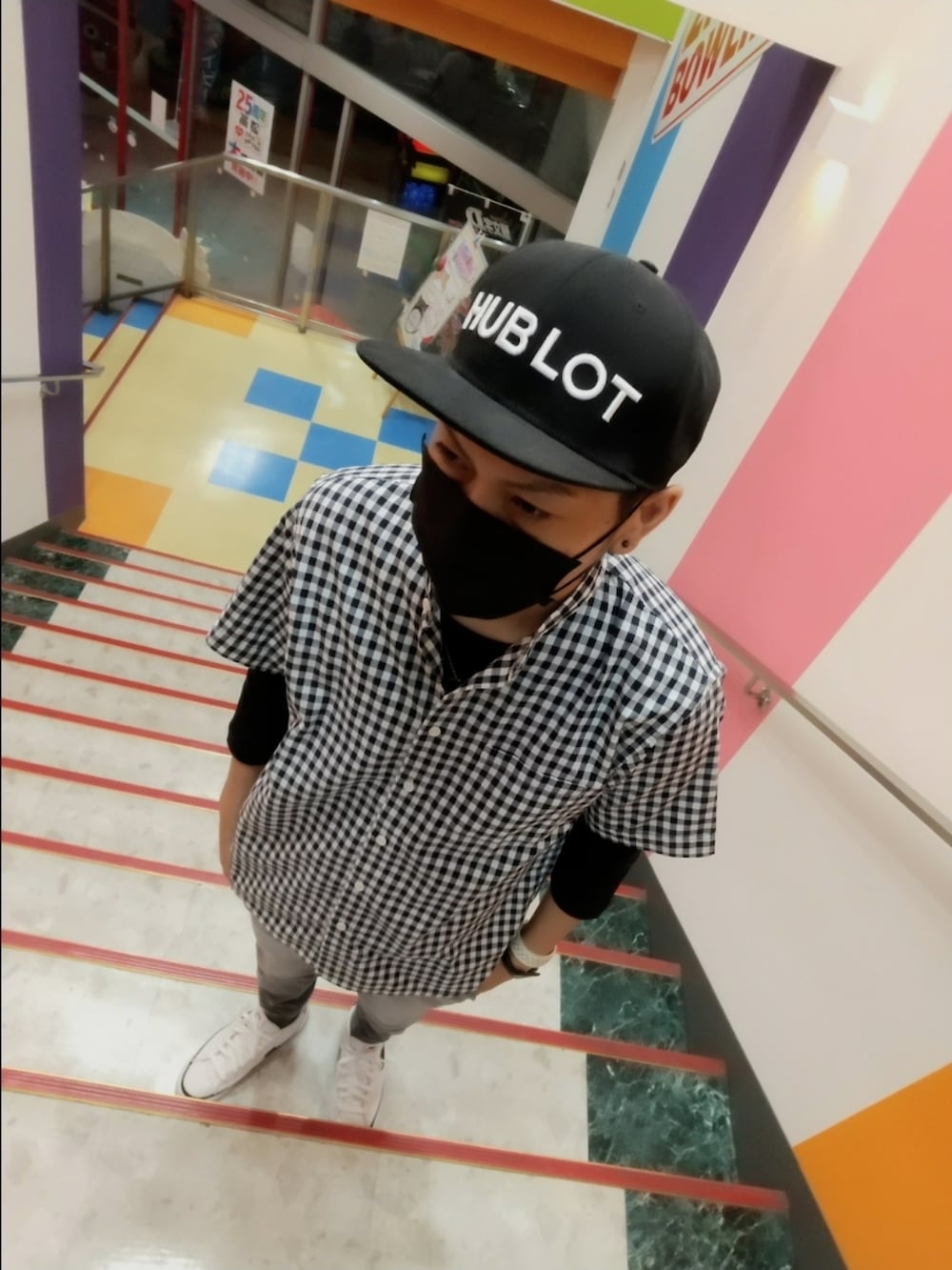 その他のシャツ/ブラウス、ホワイト系のスニーカー、グレー系のその他パンツを着用したメンズの秋コーディネートの3枚目の写真