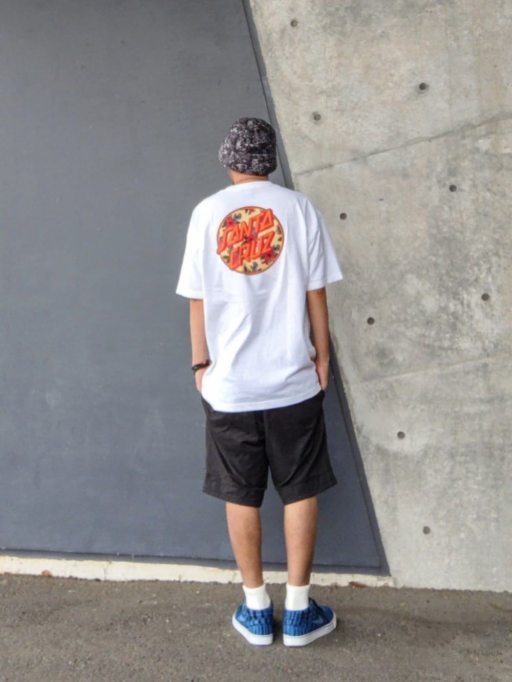 ホワイト系のTシャツ/カットソー、ブラック系のその他パンツ、ブルー系のスニーカーを着用したメンズの春コーディネートの3枚目の写真