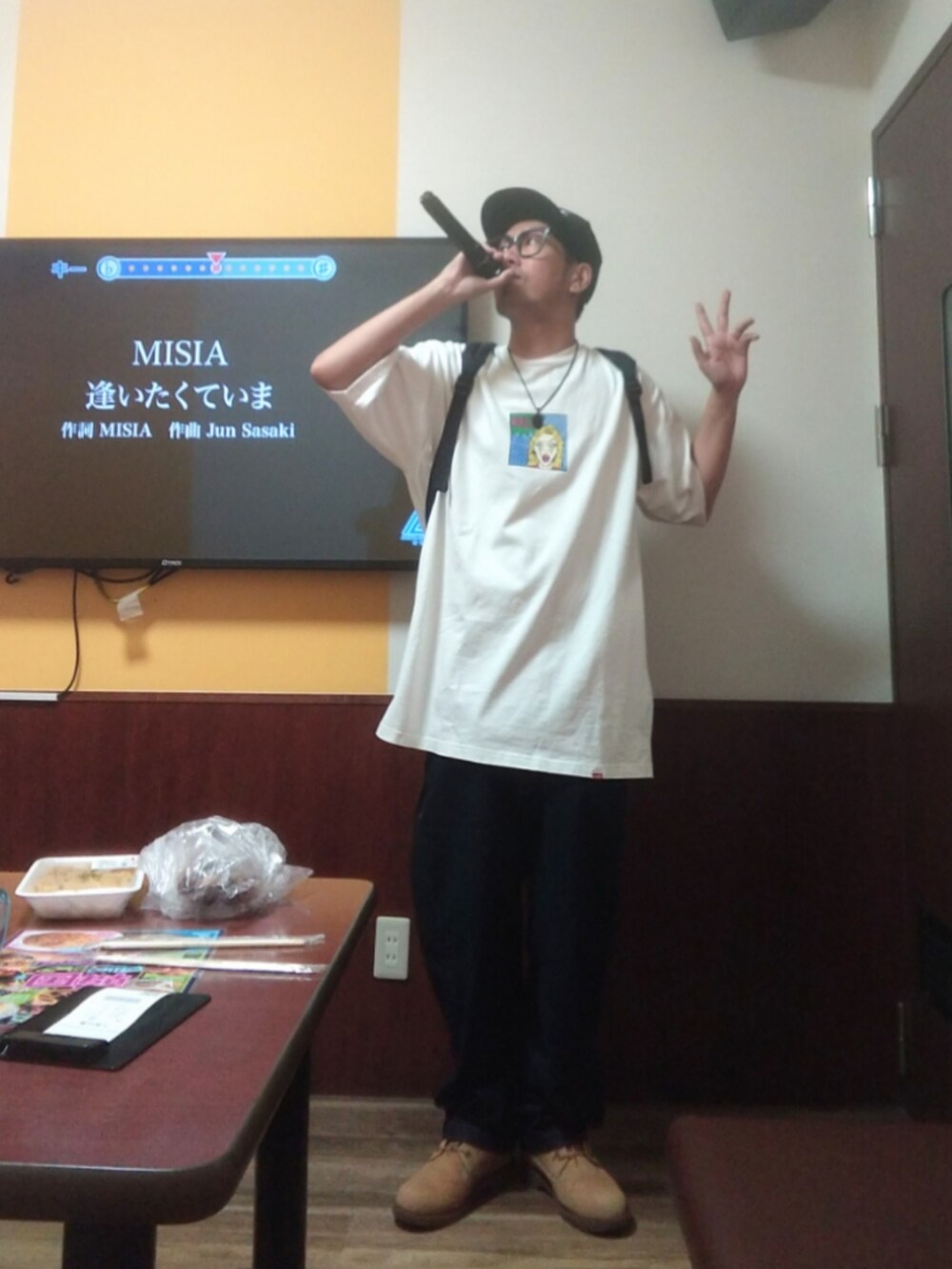 ホワイト系のTシャツ/カットソー、ブラック系のバックパック/リュック、ブルー系のデニムパンツを着用したメンズの夏コーディネートの3枚目の写真