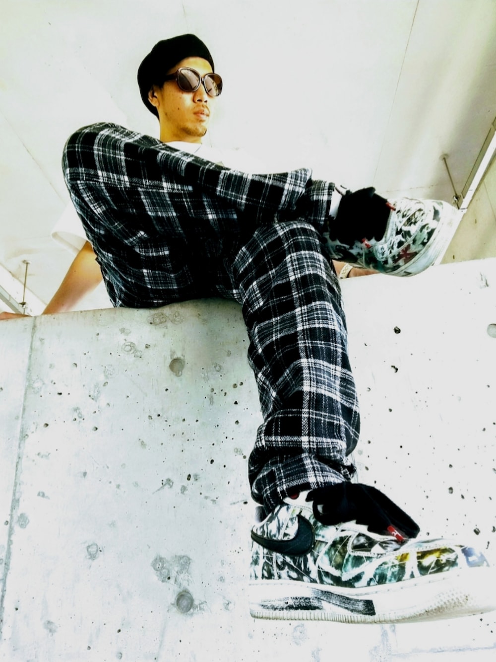 ホワイト系のTシャツ/カットソー、ブラック系のタンクトップ、ブラック系のその他パンツを着用したメンズの夏コーディネートの2枚目の写真