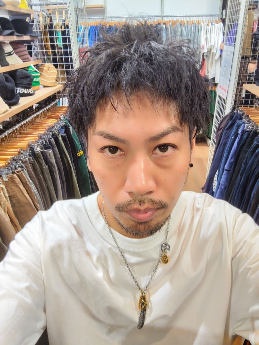 ホワイト系のTシャツ/カットソー、ホワイト系のその他パンツ、グレー系のスニーカーを着用したメンズの夏コーディネートの3枚目の写真
