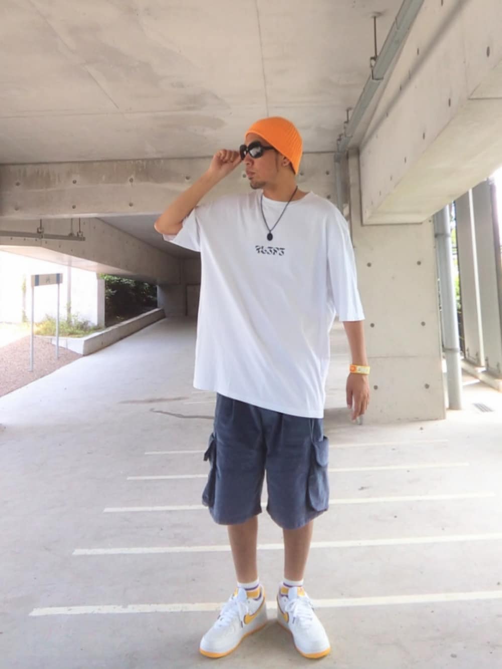 ホワイト系のTシャツ/カットソー、ブルー系のその他パンツ、ホワイト系のスニーカーを着用したメンズの夏コーディネートの2枚目の写真