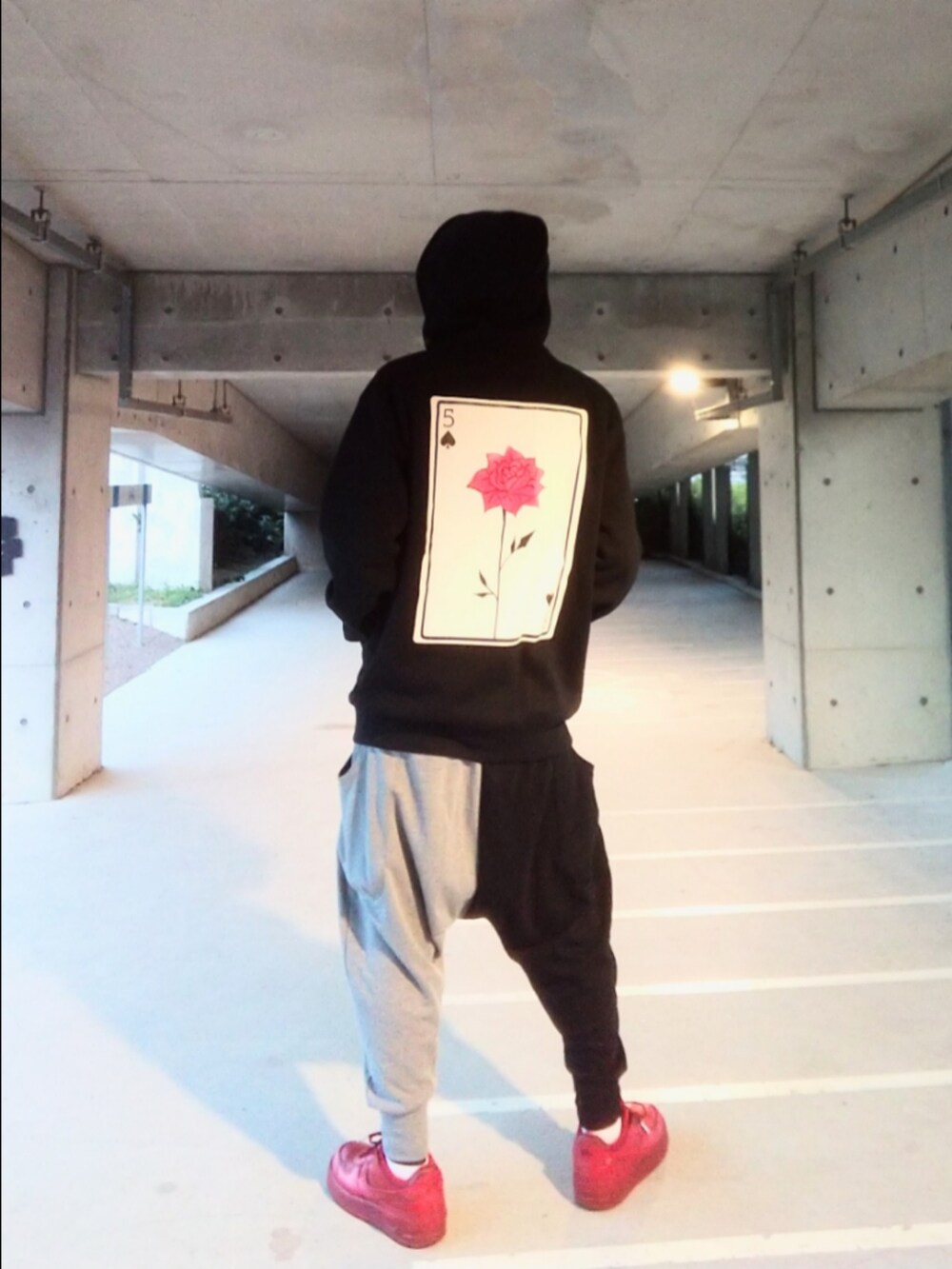 ブラック系のパーカー、レッド系のスニーカー、その他のスウェットパンツを着用したメンズの秋コーディネートの4枚目の写真