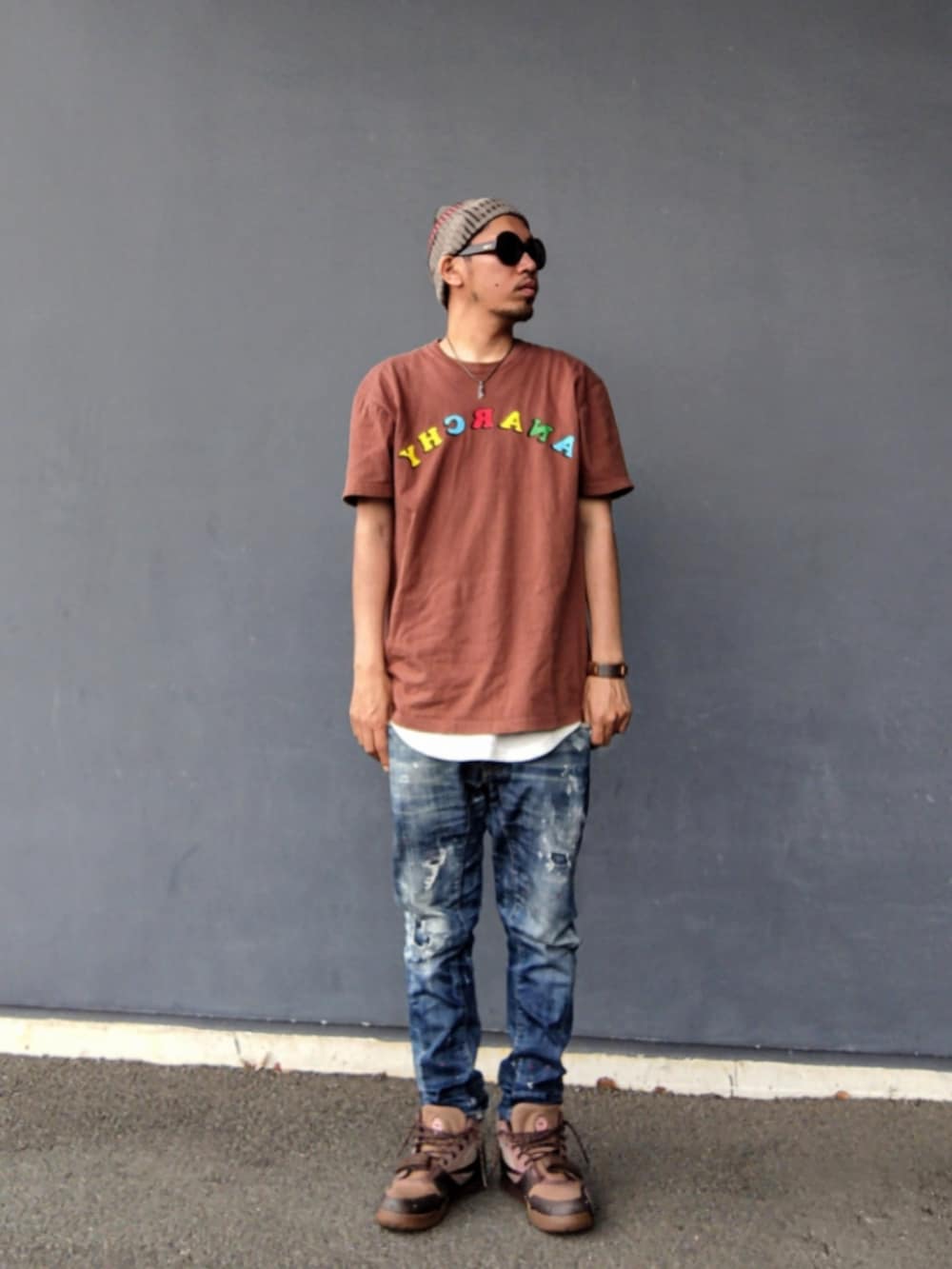 ブラウン系のTシャツ/カットソー、ホワイト系のタンクトップ、ブルー系のデニムパンツを着用したメンズの夏コーディネートの2枚目の写真