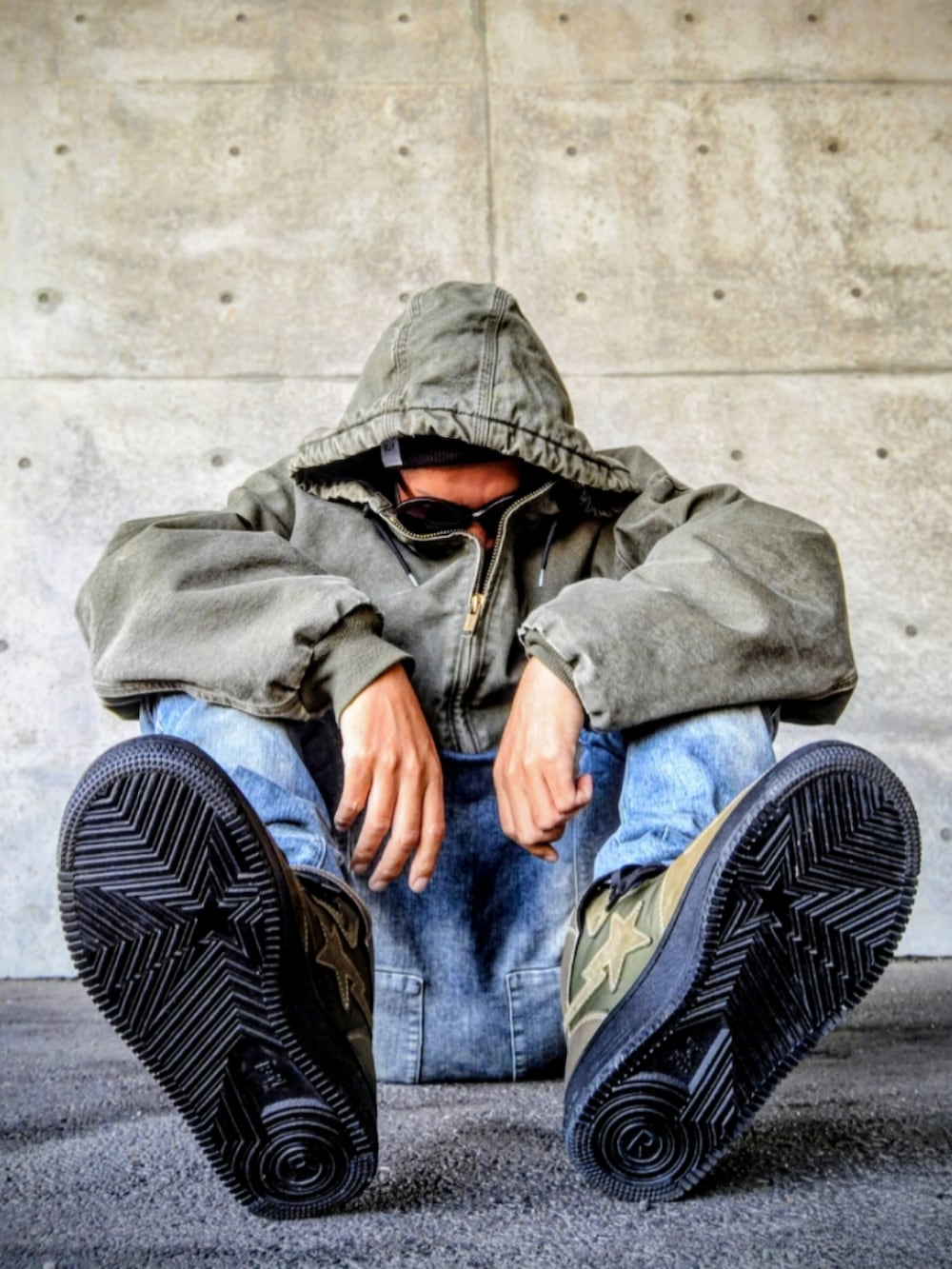 グリーン系のジャケット/アウター、ブラック系のTシャツ/カットソー、ブルー系のデニムパンツを着用したメンズの冬コーディネートの4枚目の写真