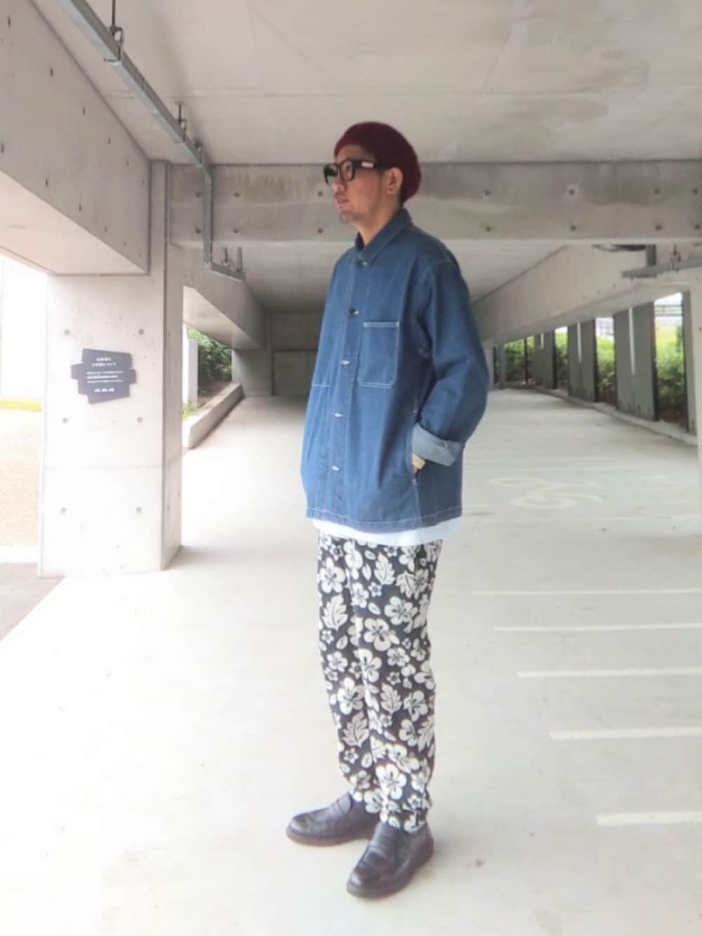 「ベレー帽、カバーオール、COOKMAN、花柄、ローファー、UNIQLO、ポールスミス、メガネ男子、レイヤード、デニム、シェフパンツ」｜「usedのアイテム（ハンチング/ベレー帽、レッド系）」を使った、hasshi(ハッシー)さん（メンズ・172cm）の春コーディネートの2枚目の写真
