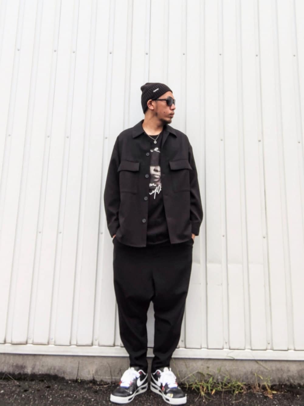 ブラック系のシャツ/ブラウス、ブラック系のTシャツ/カットソー、ブラック系のスラックスを着用したメンズの秋コーディネートの3枚目の写真