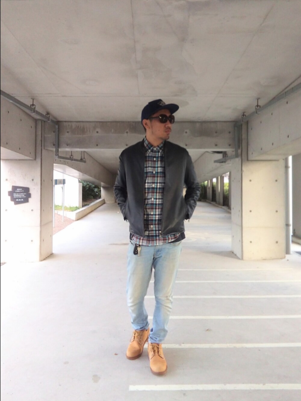 ブラック系のライダースジャケット、ブルー系のシャツ/ブラウス、ブルー系のデニムパンツを着用したメンズの冬コーディネートの2枚目の写真