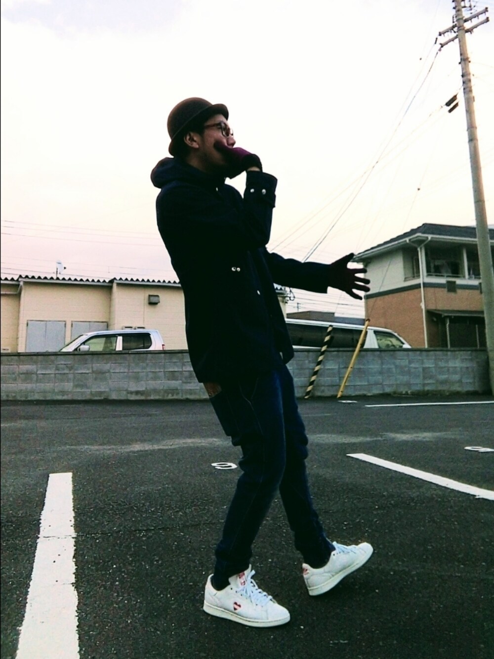 ブルー系のパンツ、ブルー系のジャケット/アウター、ホワイト系のスニーカーを着用したメンズの冬コーディネートの2枚目の写真