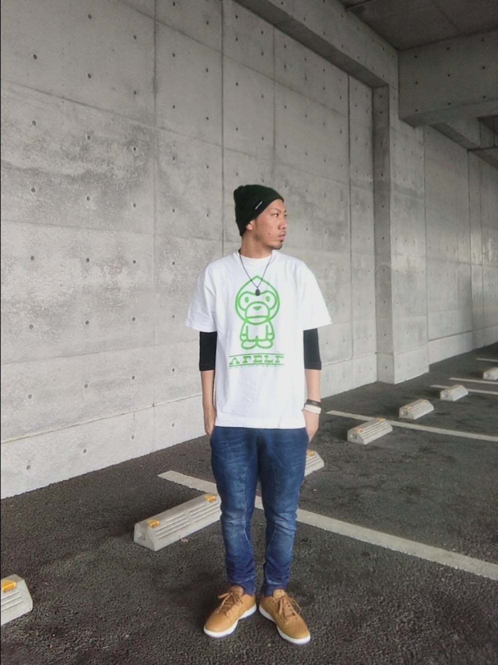 ホワイト系のTシャツ/カットソー、ブルー系のパンツ、ブラウン系のスニーカーを着用したメンズの春コーディネートの3枚目の写真