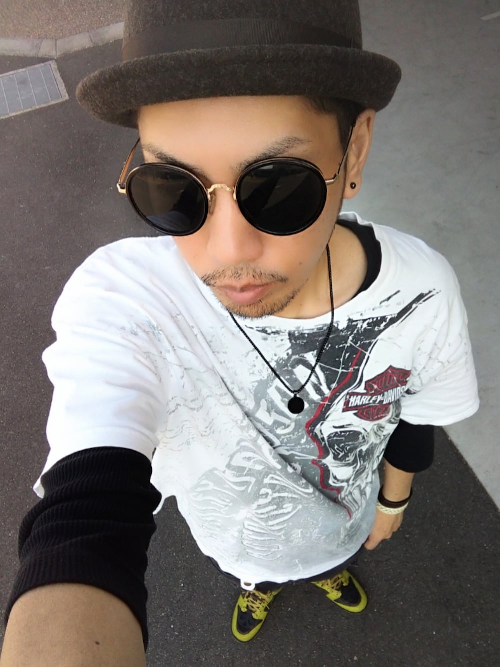 ホワイト系のTシャツ/カットソー、ブラック系のデニムパンツ、その他のスニーカーを着用したメンズの春コーディネートの3枚目の写真