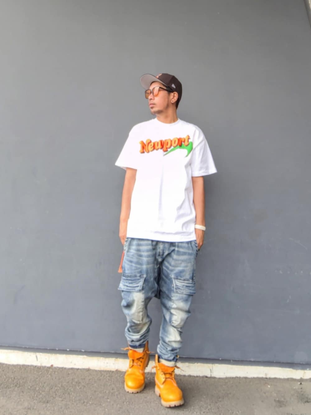ホワイト系のTシャツ/カットソー、ホワイト系のタンクトップ、ブルー系のデニムパンツを着用したメンズの夏コーディネートの2枚目の写真