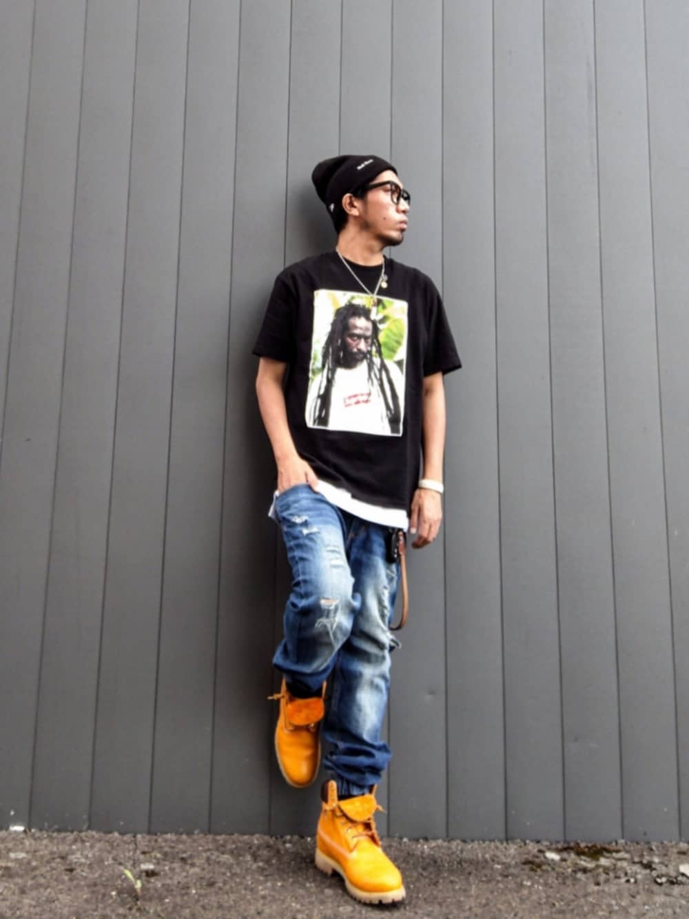 ブラック系のTシャツ/カットソー、ホワイト系のタンクトップ、ブルー系のデニムパンツを着用したメンズの秋コーディネートの2枚目の写真