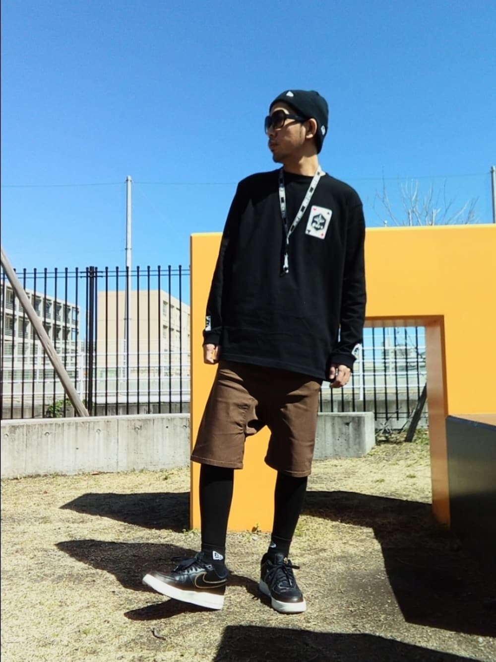「春のNewスタイル、ストリート、GMTB、NEW ERA、ニット帽、ネックストラップ、ラスティックダイム、サルエルショーツ、レギンス、スニーカー、NIKE、エアフォースワン、黒、不思議の国のアリスフェス、靴下オタク」｜「GMTBのアイテム（Tシャツ/カットソー、ブラック系）」を使った、hasshi(ハッシー)さん（メンズ・172cm）の春コーディネートの3枚目の写真