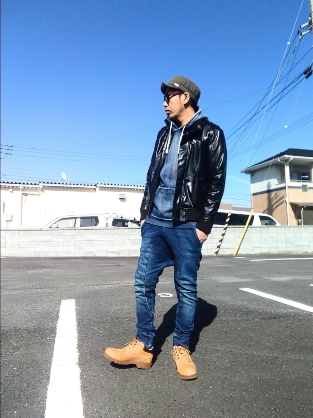 イエロー系のブーツ、ブルー系のパンツ、ブルー系のパーカーを着用したメンズの冬コーディネートの2枚目の写真