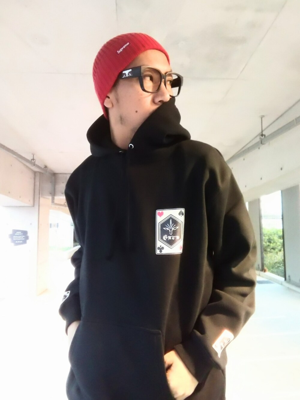 ブラック系のパーカー、レッド系のスニーカー、その他のスウェットパンツを着用したメンズの秋コーディネートの2枚目の写真