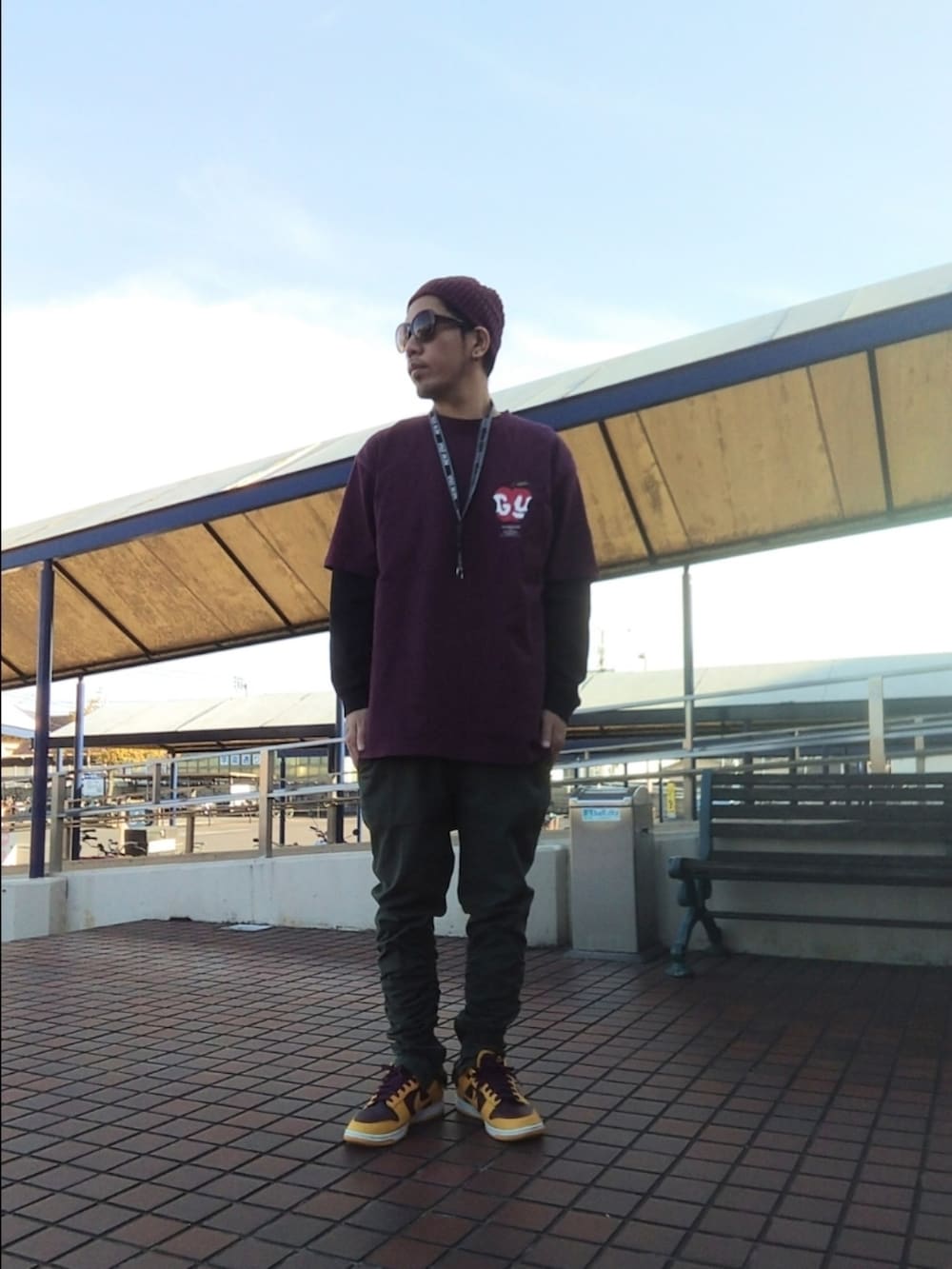 ブラウン系のTシャツ/カットソー、ブラック系のTシャツ/カットソー、グリーン系のパンツを着用したメンズの春コーディネートの3枚目の写真