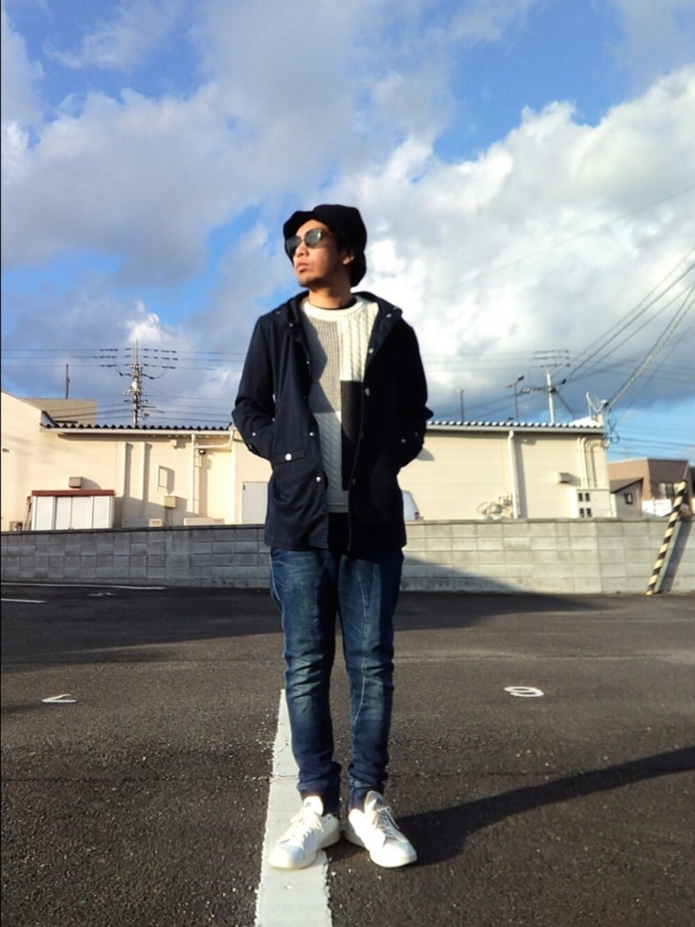 ブルー系のジャケット/アウター、ホワイト系のニット/セーター、ブルー系のパンツを着用したメンズの春コーディネートの2枚目の写真