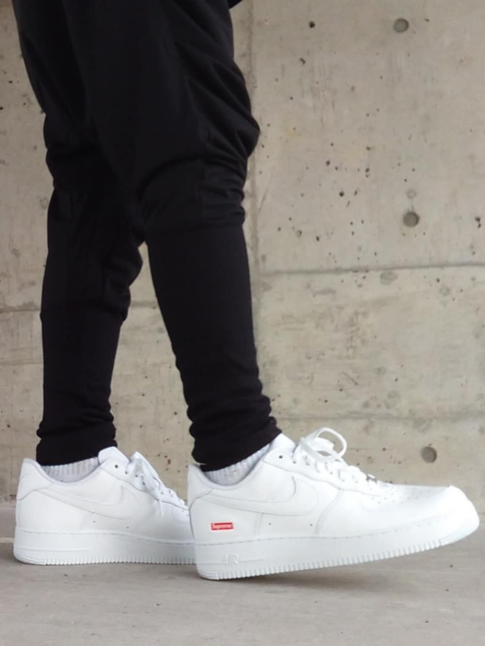 その他のパーカー、ブラック系のジャケット/アウター、ブラック系のその他パンツを着用したメンズの春コーディネートの3枚目の写真