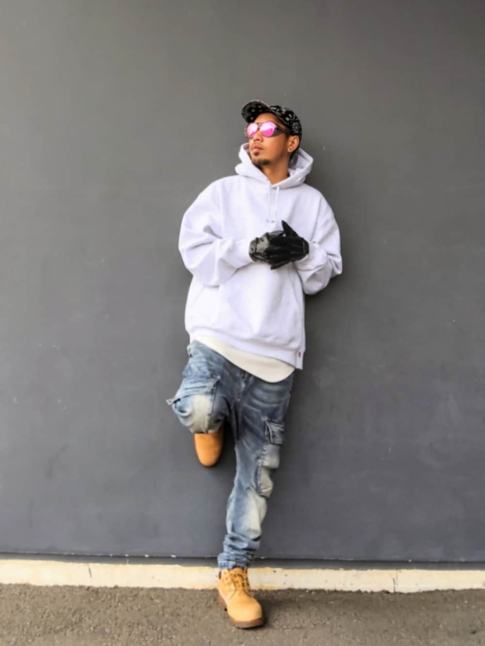 グレー系のパーカー、ホワイト系のタンクトップ、ブルー系のデニムパンツを着用したメンズの冬コーディネートの2枚目の写真