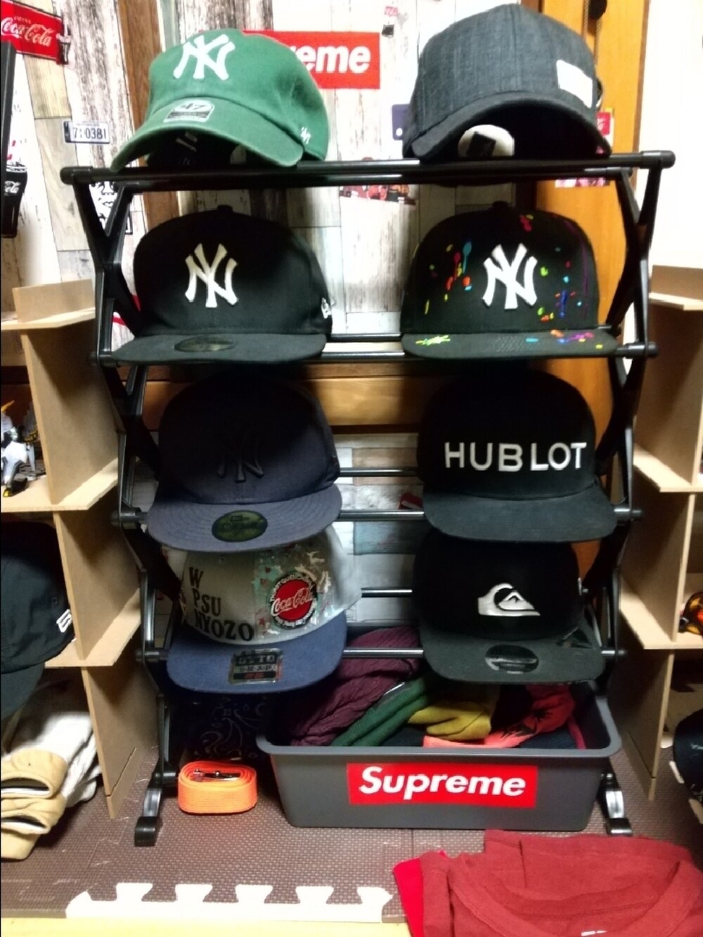 ホワイト系のTシャツ/カットソー、ブルー系のデニムパンツ、レッド系のスニーカーを着用したメンズの夏コーディネートの4枚目の写真