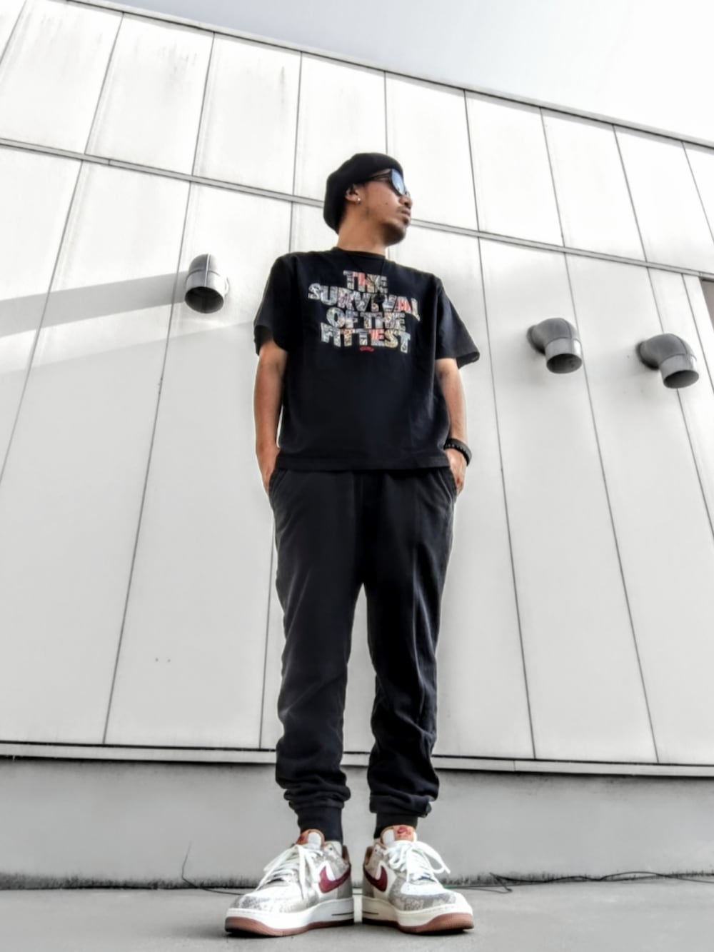 ブラック系のTシャツ/カットソー、ブラック系のスウェットパンツ、その他のスニーカーを着用したメンズの夏コーディネートの2枚目の写真