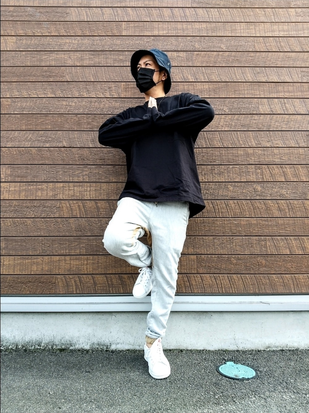 ブラック系のTシャツ/カットソー、グレー系のスウェットパンツ、ホワイト系のスニーカーを着用したメンズの秋コーディネートの3枚目の写真