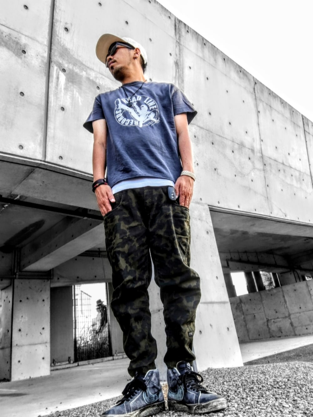 グレー系のTシャツ/カットソー、その他のパンツ、ブラック系のスニーカーを着用したメンズの夏コーディネートの2枚目の写真