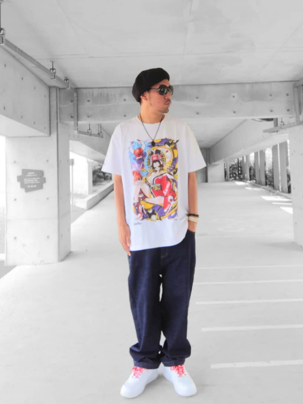 ホワイト系のTシャツ/カットソー、ブルー系のデニムパンツ、ホワイト系のスニーカーを着用したメンズの夏コーディネートの2枚目の写真