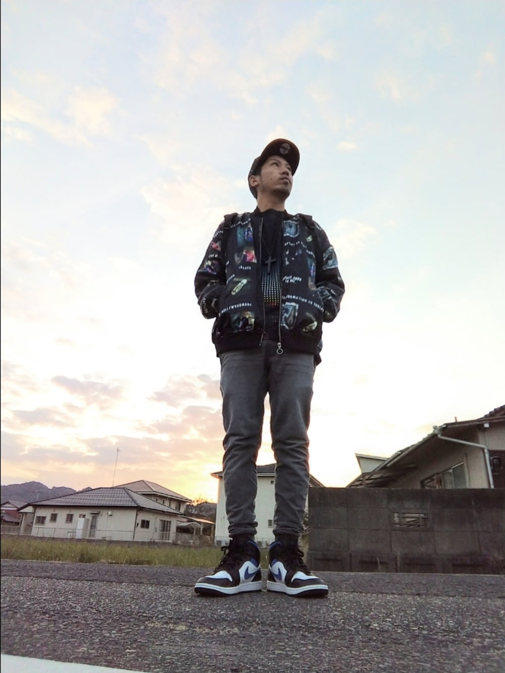 ブラック系のスニーカーを着用したメンズの秋コーディネートの2枚目の写真