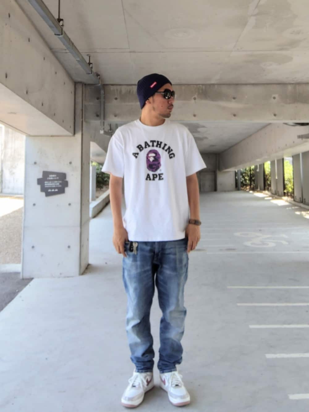 ホワイト系のTシャツ/カットソー、ブルー系のデニムパンツ、その他のスニーカーを着用したメンズの夏コーディネートの2枚目の写真