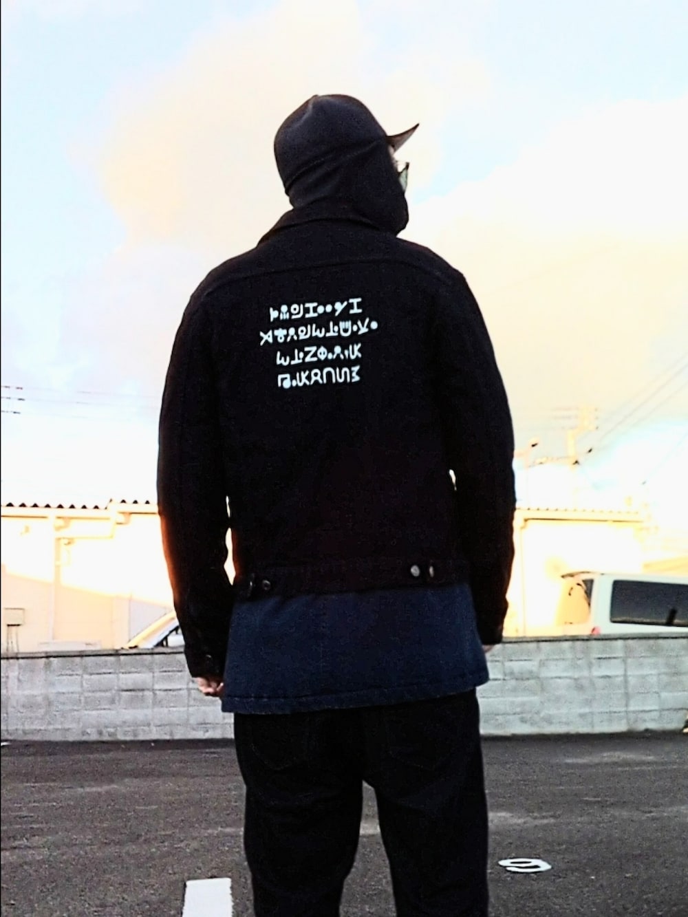 ブルー系のデニムジャケット、ブルー系のジャケット/アウター、ブルー系のデニムパンツを着用したメンズの冬コーディネートの2枚目の写真