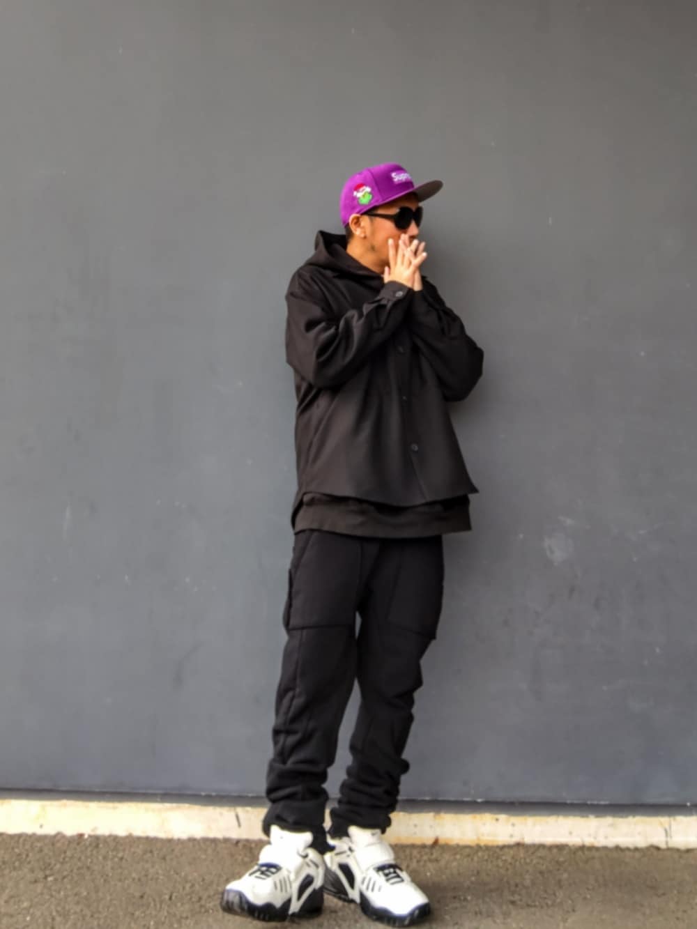 ブラック系のシャツ/ブラウス、ブラック系のパーカー、ブラック系のその他パンツを着用したメンズの冬コーディネートの2枚目の写真