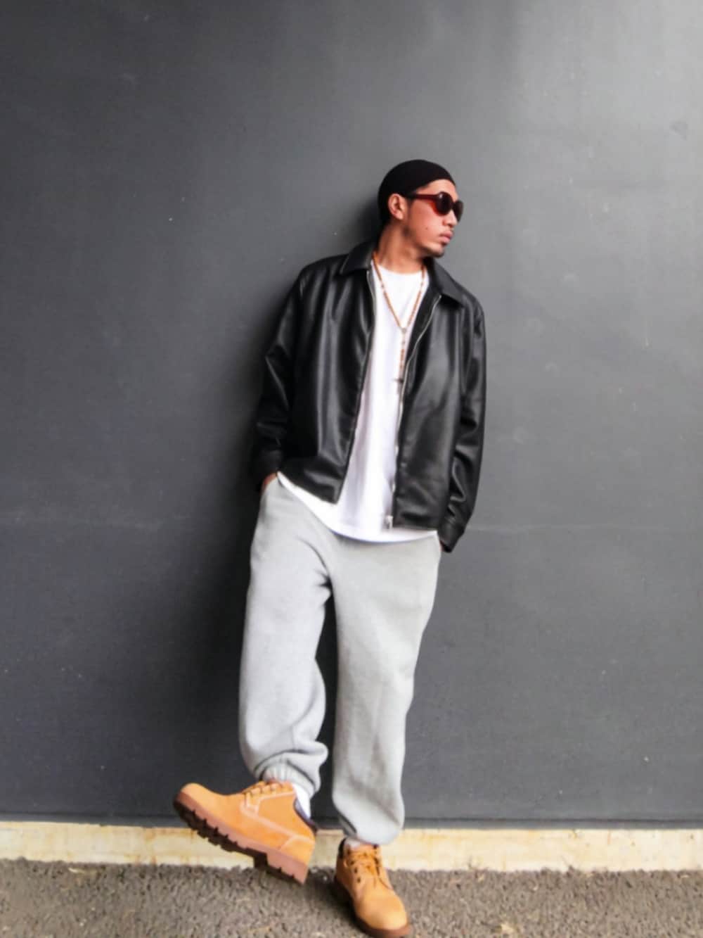 ブラック系のジャケット/アウター、ホワイト系のTシャツ/カットソー、グレー系のスウェットパンツを着用したメンズの秋コーディネートの2枚目の写真