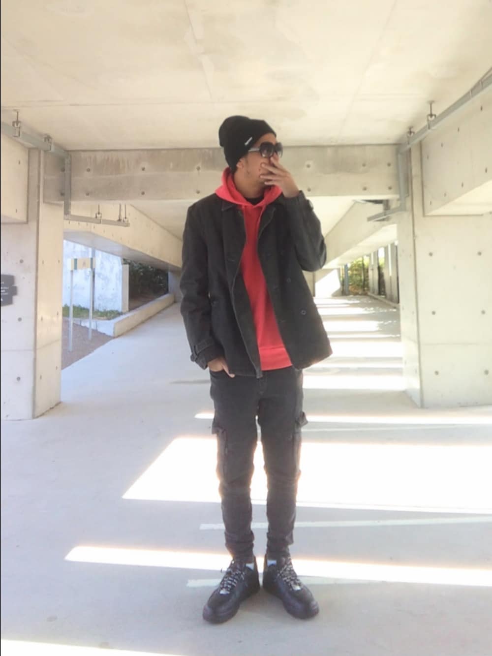 「ZARA、コムサイズム(COMME CA ISM)、ピーコート、supreme、UNIQLO、ニット帽、サングラス、NIKE、エアフォースワン、ストリート、大人コーデ、真冬のあったかスタイル、デニデニ、ブラック、デニム」｜「Supreme のSupreme New Era Script Beanie Black(FW18)（ニットキャップ/ビーニー、ブラック系）」を使った、hasshi(ハッシー)さん（メンズ・172cm）の冬コーディネートの2枚目の写真