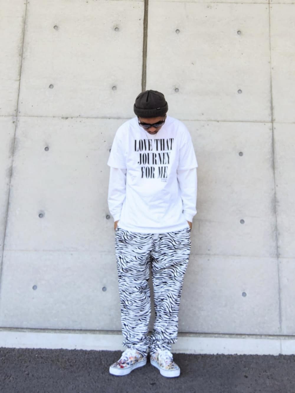 ホワイト系のTシャツ/カットソー、ホワイト系のTシャツ/カットソー、ホワイト系のその他パンツを着用したメンズの秋コーディネートの2枚目の写真