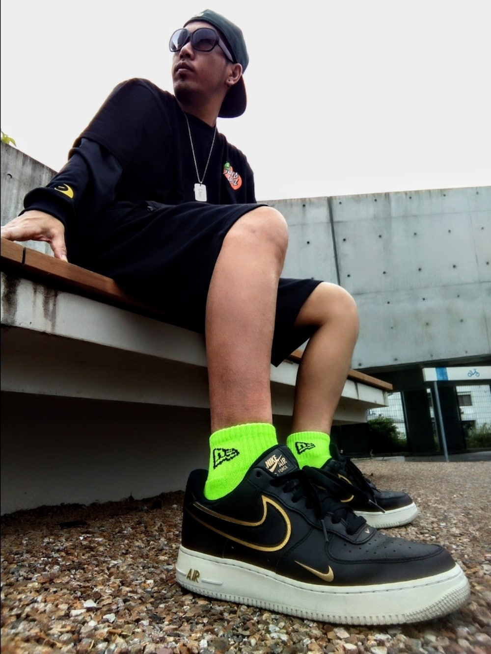 ブラック系のTシャツ/カットソー、ブラック系のTシャツ/カットソー、ブラック系のその他パンツを着用したメンズの春コーディネートの3枚目の写真