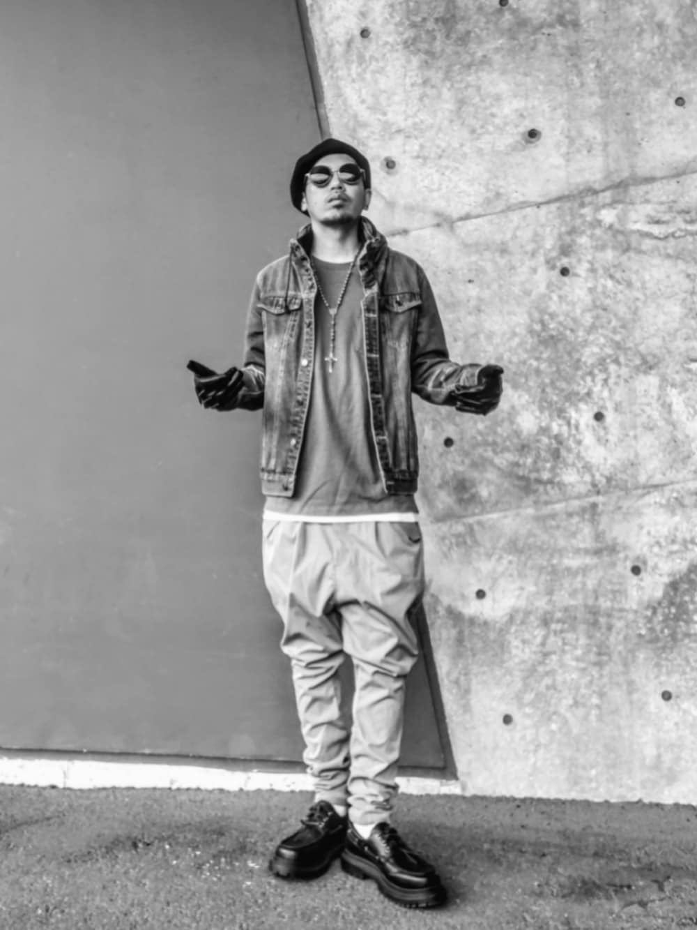 ブルー系のデニムジャケット、ブルー系のTシャツ/カットソー、ベージュ系のその他パンツを着用したメンズの春コーディネートの2枚目の写真