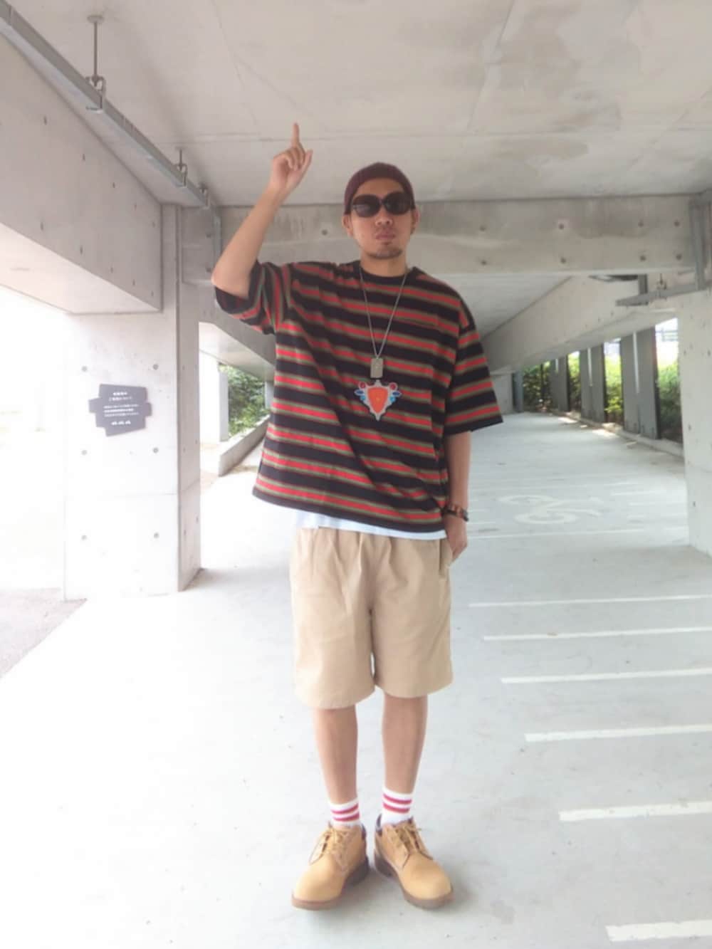 ブラック系のTシャツ/カットソー、ホワイト系のタンクトップ、ベージュ系のチノパンツを着用したメンズの夏コーディネートの2枚目の写真