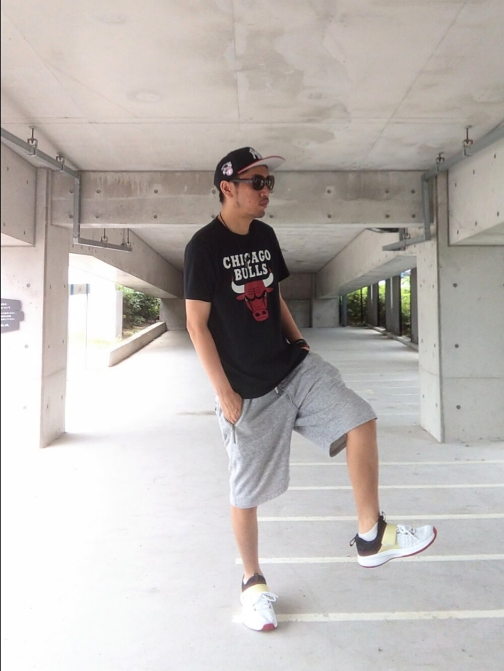 ブラック系のTシャツ/カットソー、グレー系のその他パンツ、ホワイト系のスニーカーを着用したメンズの夏コーディネートの2枚目の写真