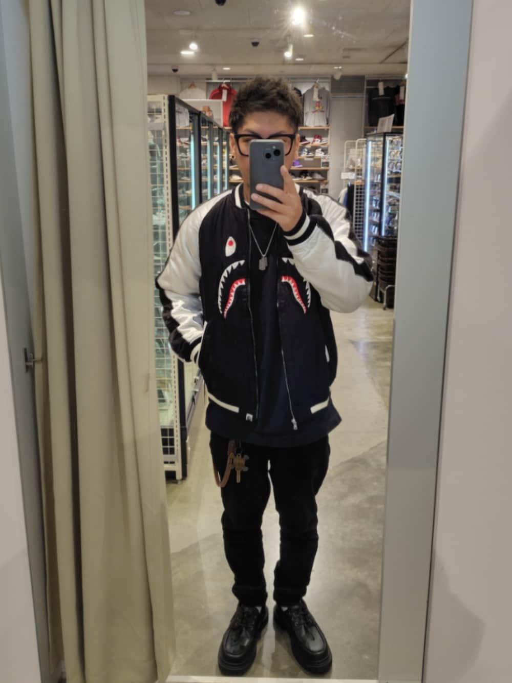 ブルー系のテーラードジャケット、ブラック系のTシャツ/カットソー、ブラック系のチノパンツを着用したメンズの春コーディネートの3枚目の写真