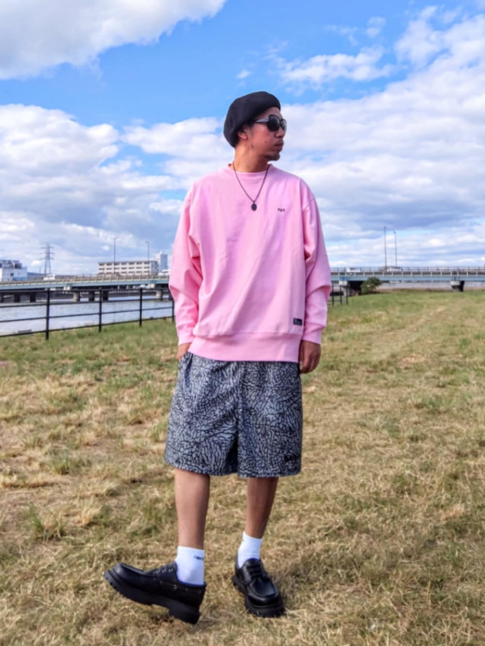 ピンク系のTシャツ/カットソー、グレー系のパンツ、ブラック系のモカシン/デッキシューズを着用したメンズの秋コーディネートの2枚目の写真