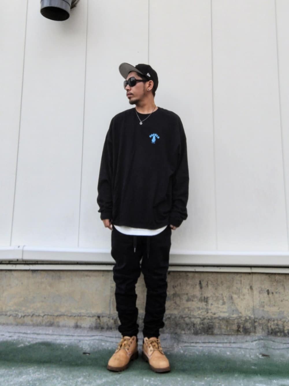 ブラック系のTシャツ/カットソー、ホワイト系のタンクトップ、ブラック系のデニムパンツを着用したメンズの春コーディネートの3枚目の写真