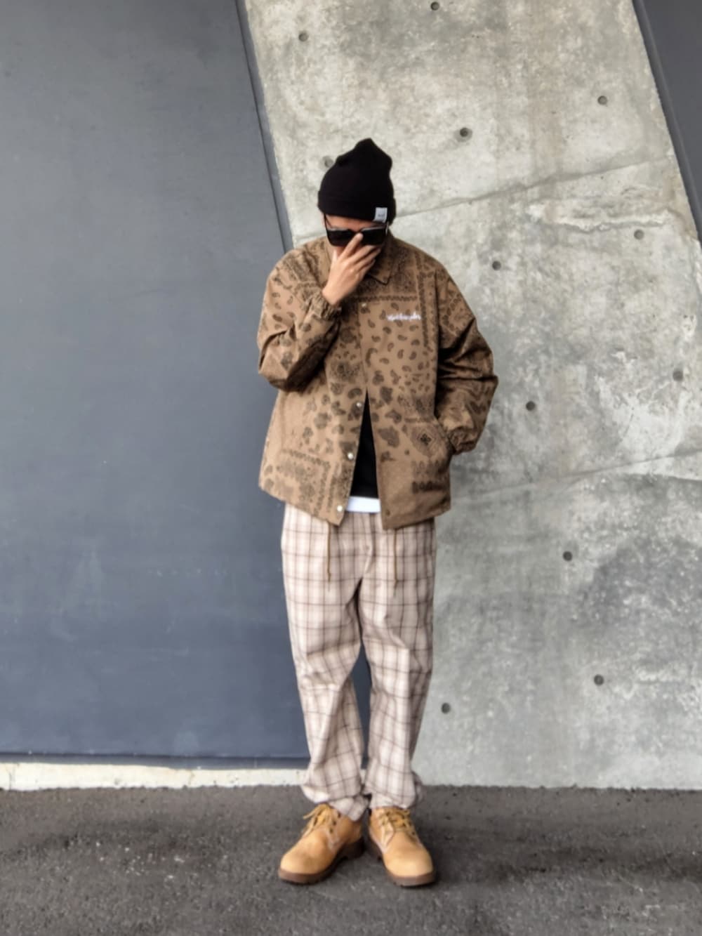 ベージュ系のジャケット/アウター、ブラック系のTシャツ/カットソー、ホワイト系のタンクトップを着用したメンズの春コーディネートの3枚目の写真