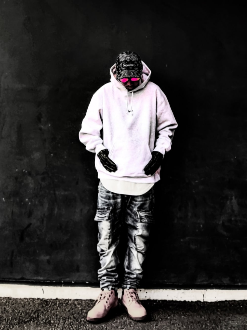 グレー系のパーカー、ホワイト系のタンクトップ、ブルー系のデニムパンツを着用したメンズの冬コーディネートの3枚目の写真