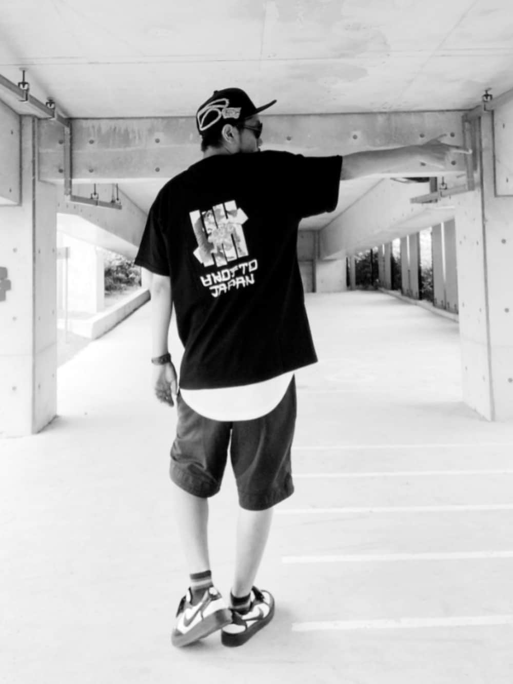 ブラック系のTシャツ/カットソー、ホワイト系のタンクトップ、ブラック系のその他パンツを着用したメンズの夏コーディネートの3枚目の写真