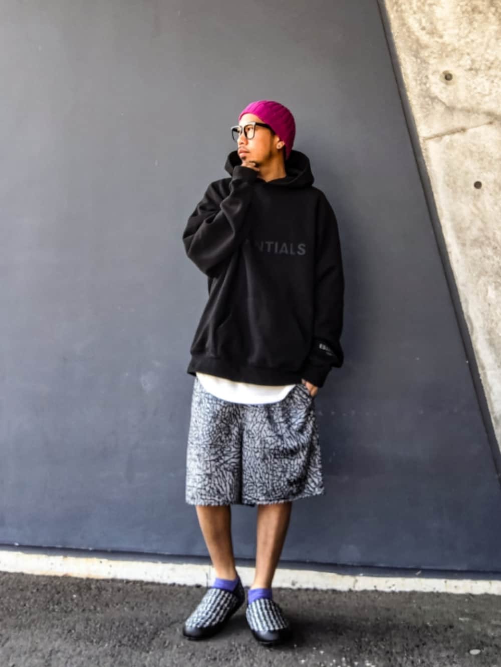 ブラック系のパーカー、ホワイト系のタンクトップ、グレー系のパンツを着用したメンズの冬コーディネートの2枚目の写真