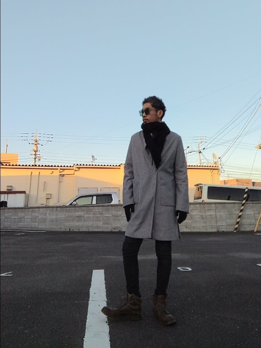 グレー系のジャケット/アウター、ブルー系のデニムパンツ、ブラウン系のブーツを着用したメンズの秋コーディネートの2枚目の写真